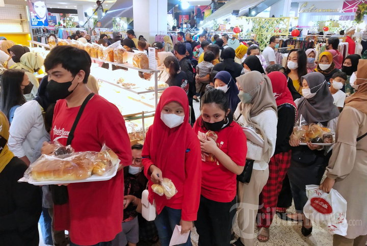 Antre Membeli Roti usai Nonton Barongsai di Festival Citylink
