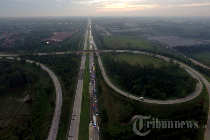 Antrean Kendaraan Jelang Penerapan One Way di Tol Cipali