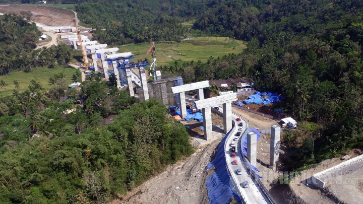 Antrean Kendaraan Lalui Tanjakan Kali Kenteng