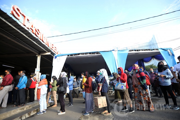 Antrean Panjang Akibat Pembatasan Jumlah Penumpang KRL