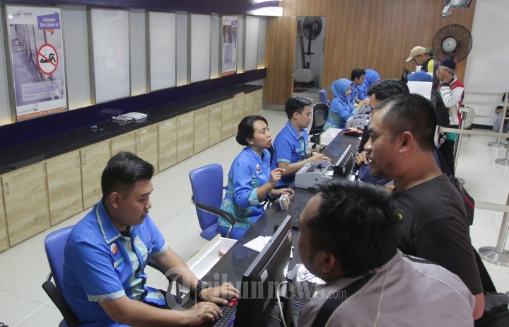 Antri Pemesanan Tiket KA Mudik di Stasiun Pasar Senin