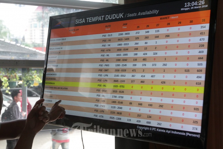 Antri Pemesanan Tiket KA Mudik di Stasiun Pasar Senin