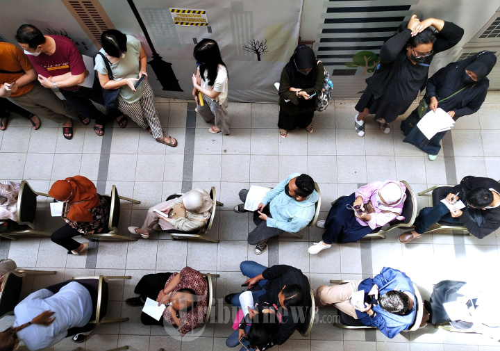 Antri Suntik Vaksinasi Covid-19 di TSM Bandung