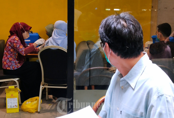 Antri Suntik Vaksinasi Covid-19 di TSM Bandung