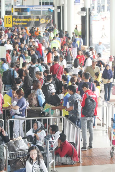 Antrian Mudik Lebaran di Bandara SH Jakarta