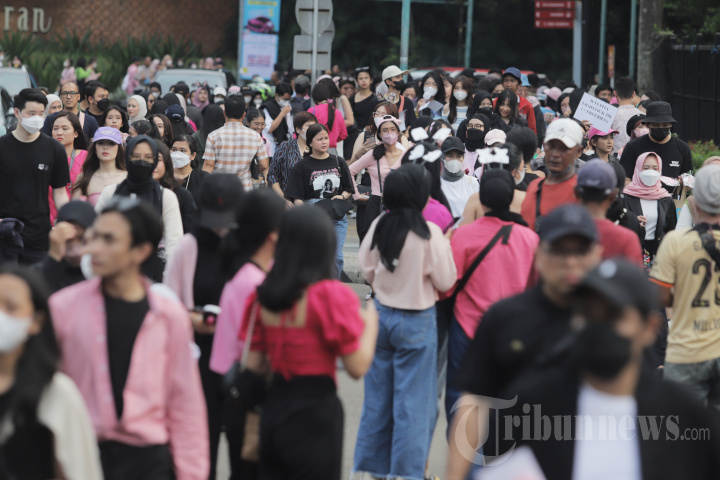 Antusias Penggemar BLACKPINK Penuhi Kawasan GBK