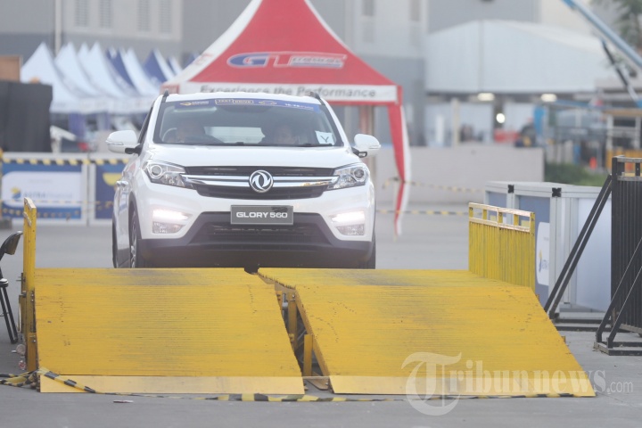 Antusias Pengunjung Ikuti Test Drive Di GIIAS 2019