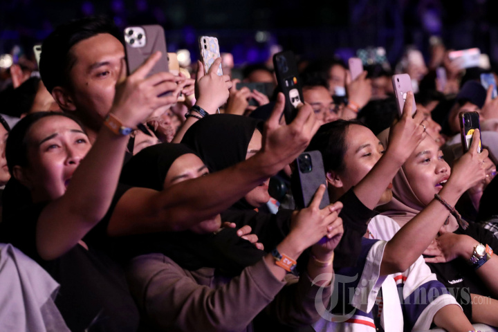 Antusias Penonton Saksikan Aksi Panggung Sheila on 7