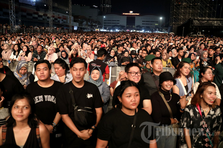 Antusias Penonton Saksikan Aksi Panggung Sheila on 7