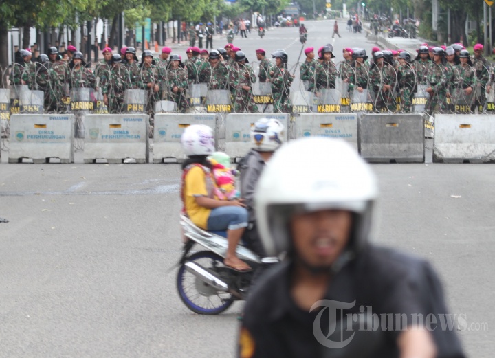 Aparat Blokade Jalan Menuju Istana
