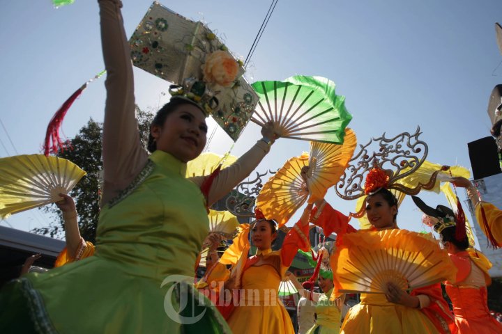 Arak-Arakan Peringati Vihara Girinaga Makassar