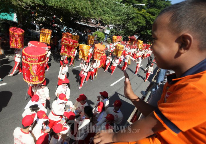 Arak-Arakan Peringati Vihara Girinaga Makassar