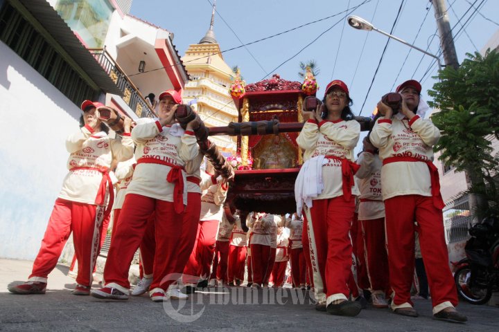 Arak-Arakan Peringati Vihara Girinaga Makassar