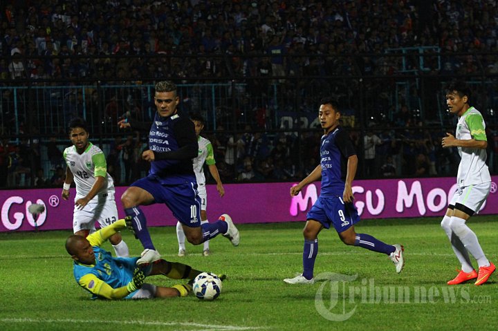 Arema Cronus Kalahkan PBR