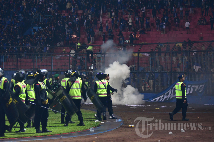 Arema FC Kalah dari Persebaya, Aremania Ricuh