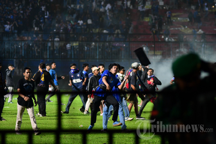 Arema FC Kalah dari Persebaya, Aremania Ricuh