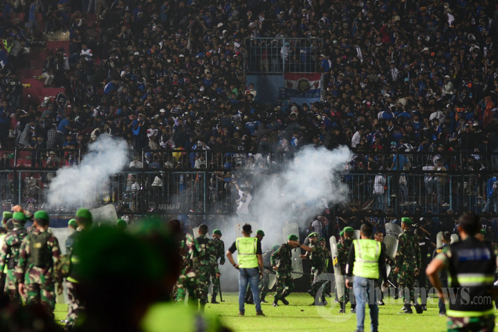 Arema FC Kalah dari Persebaya, Aremania Ricuh