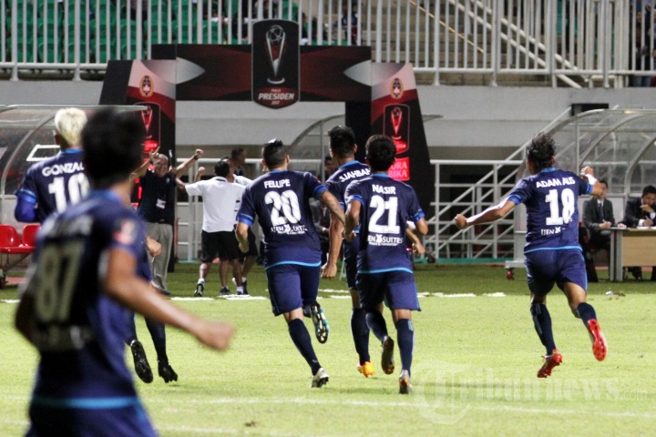 Arema Sementara Ungguli Pusamania Borneo