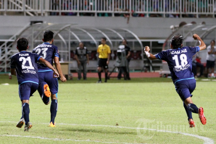 Arema Sementara Ungguli Pusamania Borneo