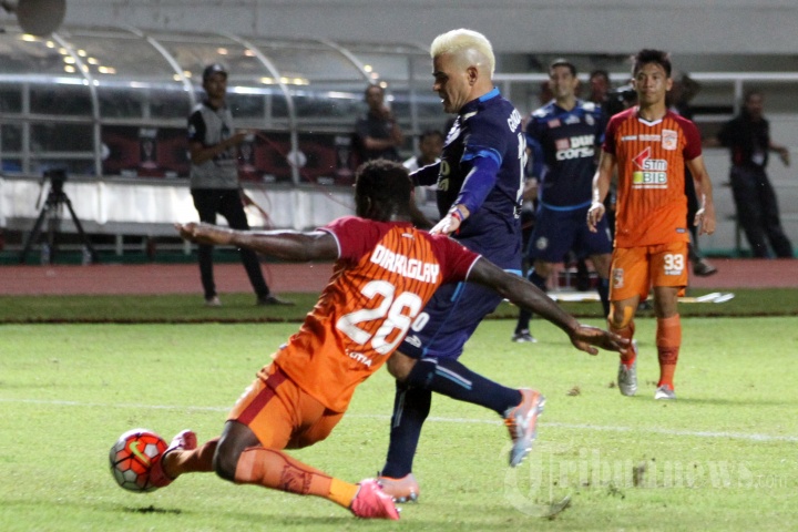 Arema Sementara Ungguli Pusamania Borneo