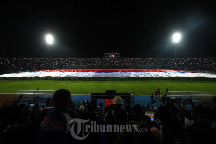 Aremania Gelar Bedera Merah Putih Raksasa