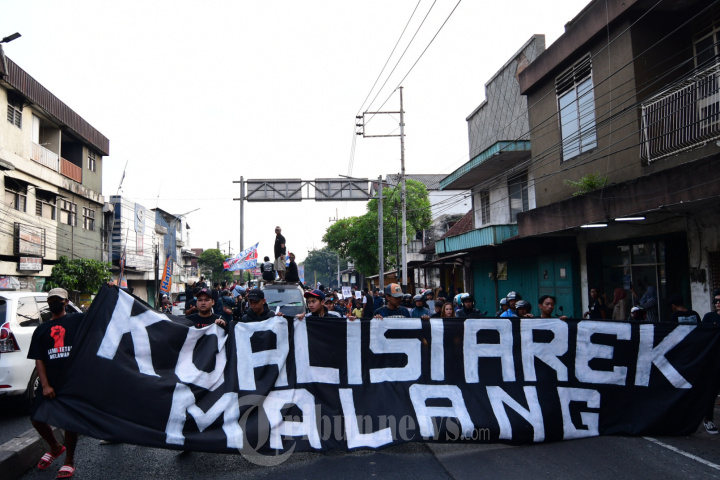 Aremania Lakukan Aksi Blokade Tutup Jalan Fly Over Malang
