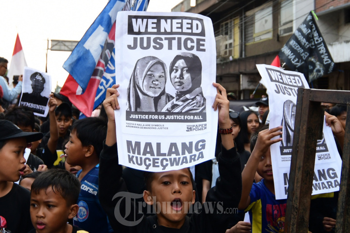 Aremania Lakukan Aksi Blokade Tutup Jalan Fly Over Malang