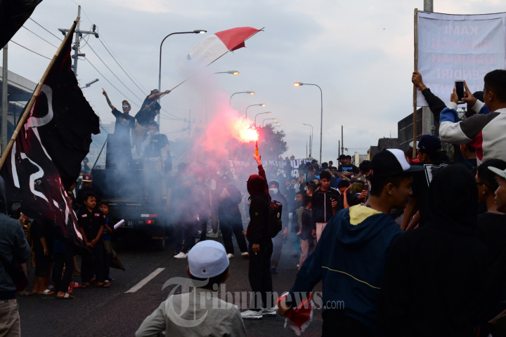 Aremania Lakukan Aksi Blokade Tutup Jalan Fly Over Malang