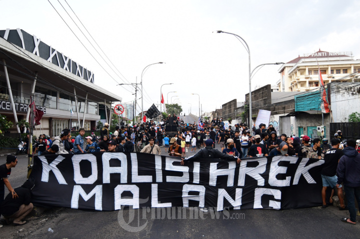 Aremania Lakukan Aksi Blokade Tutup Jalan Fly Over Malang