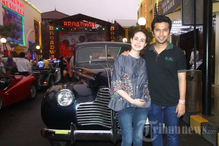 Pasangan Emil Elestianto Dardak dan Arumi Bachsin saat mengunjungi Museum Angkut, Kota Batu, Minggu (27/12/2015). Artis Arumi Bachsin mengaku baru pertama kali ke Kota Batu dan memuji tempat-tempat yang dikunjungi di Kota Wisata ini. 