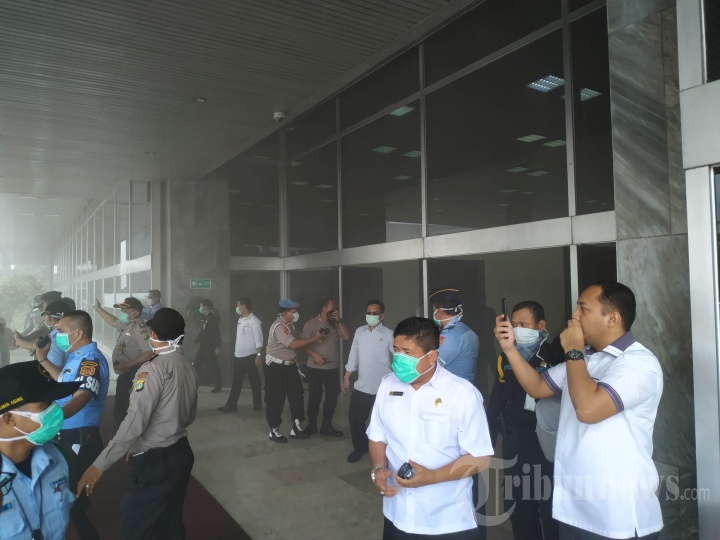 Asap Pekat Mengepul dari Dalam Gedung DPR
