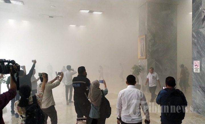 Asap Pekat Mengepul dari Dalam Gedung DPR