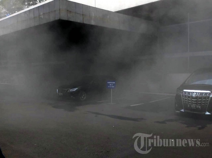 Asap Pekat Mengepul dari Dalam Gedung DPR
