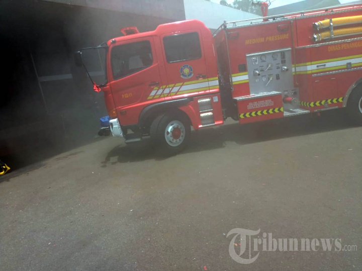 Asap Pekat Mengepul dari Dalam Gedung DPR