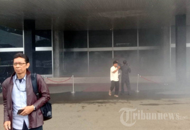 Asap Pekat Mengepul dari Dalam Gedung DPR