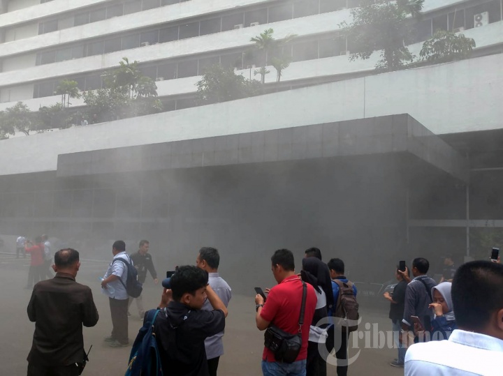 Asap Pekat Mengepul dari Dalam Gedung DPR