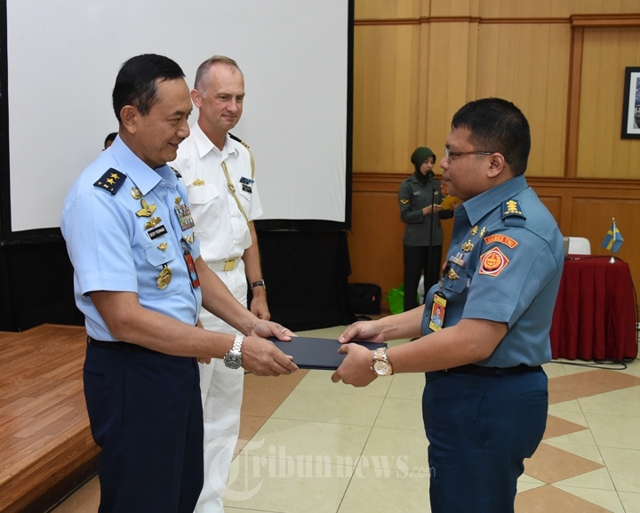 Aspers Panglima TNI Wisuda Siswa Swedish Defence University