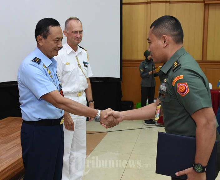 Aspers Panglima TNI Wisuda Siswa Swedish Defence University