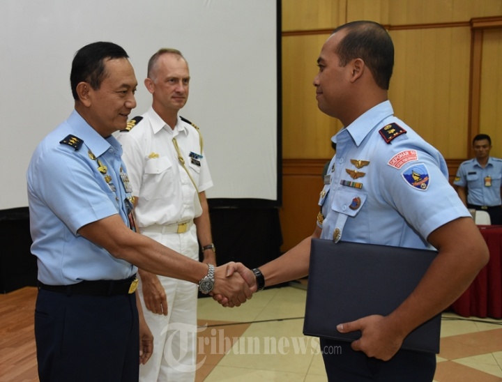 Aspers Panglima TNI Wisuda Siswa Swedish Defence University