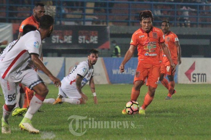 Pemain Borneo FC Asri Akbar melewati adangan pemain Bali United FC Stefano Lilipaly, pada pertandingan Liga 1 melawan Borneo FC di Stadion Segiri Samarinda, Senin (11/9). Borneo FC harus puas ditahan Bali United dengan skor 0-0. 