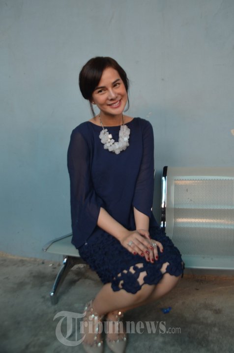 VAKUM - Astrid Tiar, saat ditemui di Studio Trans Tv, untuk mengisi suatu acara, Kamis (13/10). Astrid mengakui pasca menikah hilang dari dunia hiburan, karena ingin fokus mengurus anak dan suaminya. 