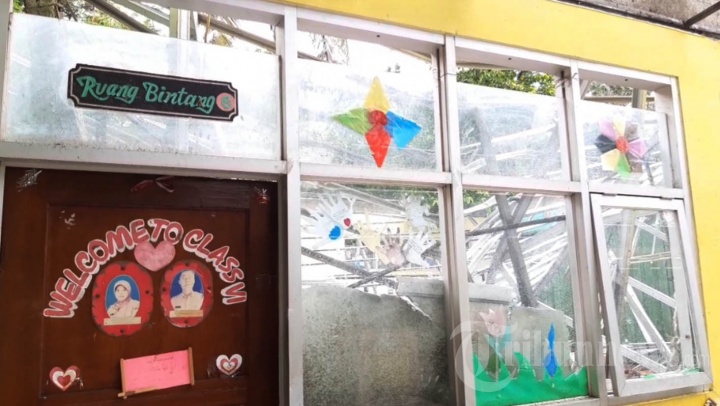 Atap Kelas SDN 02 Cirimekar Rubuh Akibat Hujan Deras