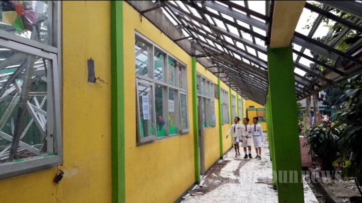 Atap Kelas SDN 02 Cirimekar Rubuh Akibat Hujan Deras