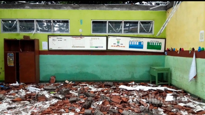 Atap Kelas SDN 02 Cirimekar Rubuh Akibat Hujan Deras