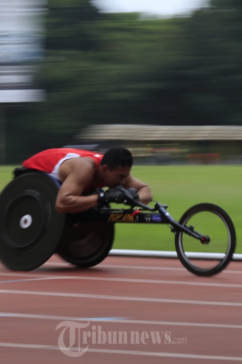 Atlet Kursi Roda nomor Sprint Zaenal Arifin