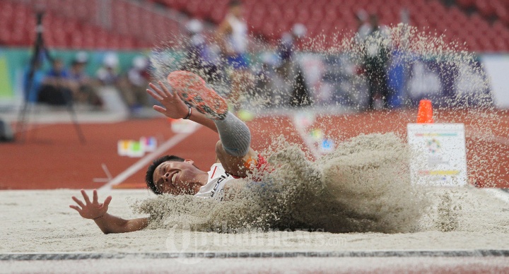 Atlet Lompat Jauh Indonesia Sapwaturrahman Beraksi