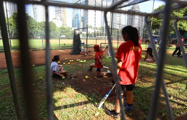 Atlet Softball Peltda DKI Berlatih Jelang PON Jabar 2016