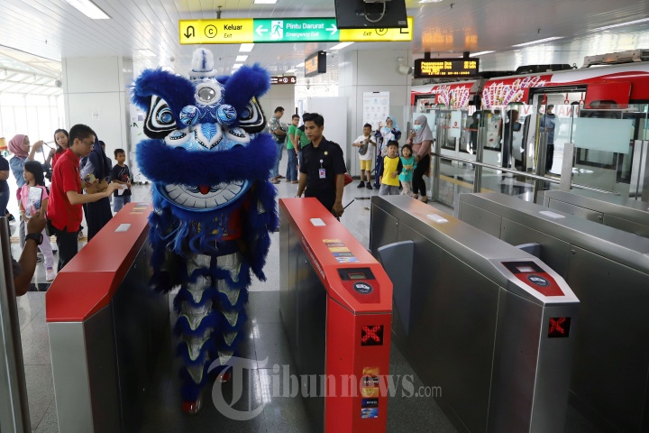 Atraksi Barongsai Saat Menghibur Penumpang LRT