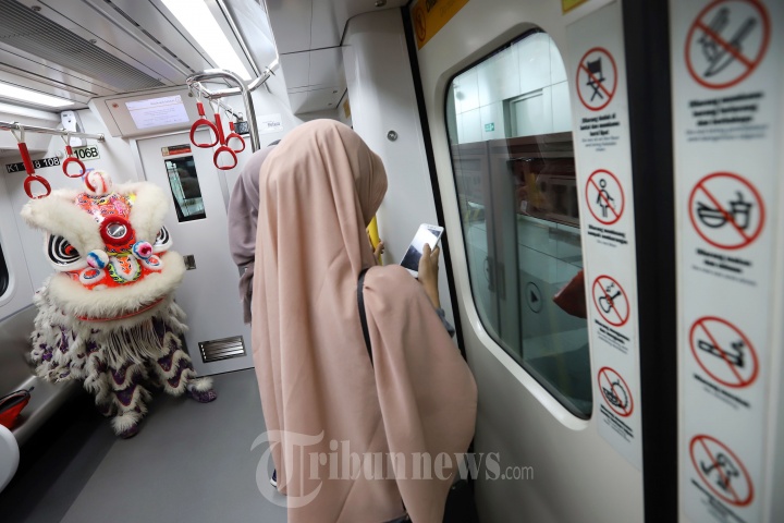 Atraksi Barongsai Saat Menghibur Penumpang LRT
