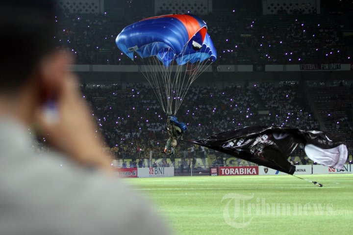 Atraksi Terjun Payung di Final Piala Sudirman